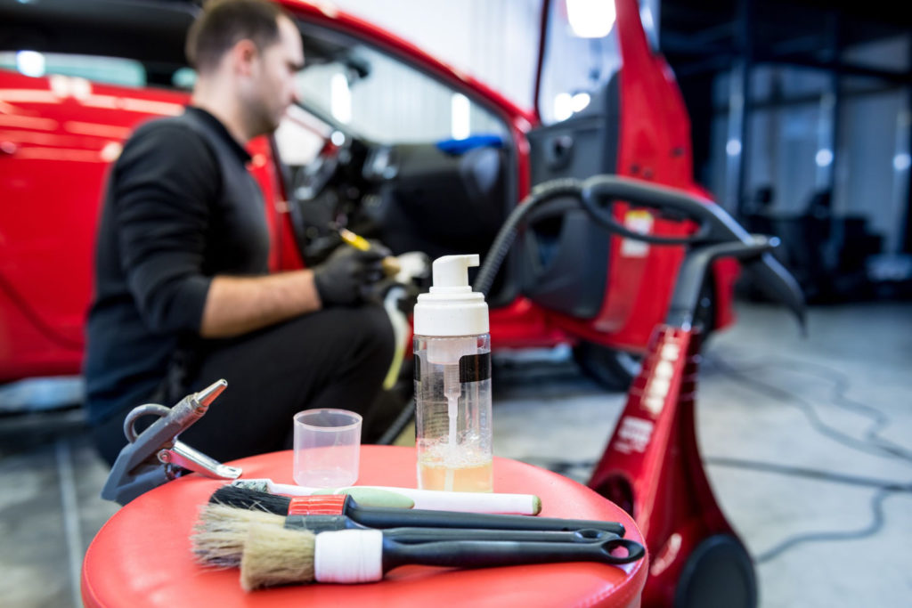 Detailing samochodowy to zajęcie, które polega na dokładnym czyszczeniu i pielęgnacji samochodu