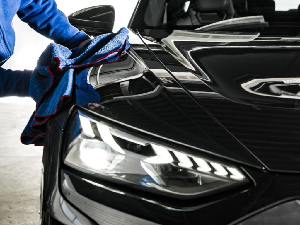 Aplikacja powłoki ceramicznej wymaga precyzji oraz specjalistycznej wiedzy dlatego najlepiej jest oddać auto pod opiekę profesjonalistów np., powłoka ceramiczna