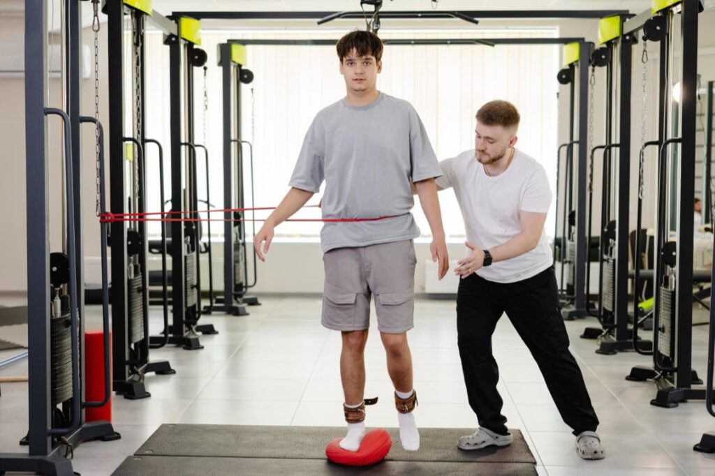 Praca fizjoterapeuty, choć niezwykle satysfakcjonująca i mająca bezpośredni wpływ na poprawę jakości życia pacjentów, niesie ze sobą również szereg zagrożeń zawodowych